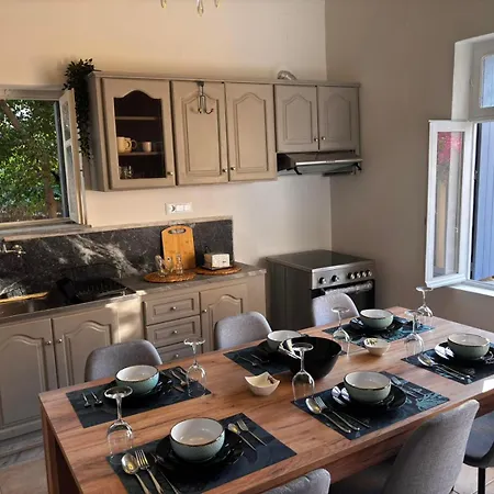 Yellowstone Chania 펜션 *